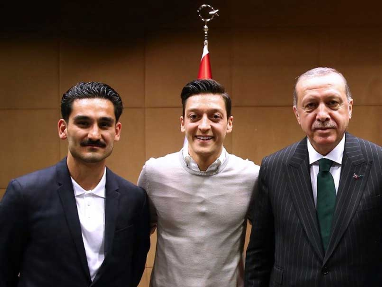 Mesut Ozil en Gundogan bij Erdogan