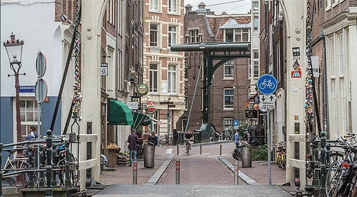Afbeelding van Straks bezwijkt deze Amsterdamse brug nog onder de liefdesslotjes