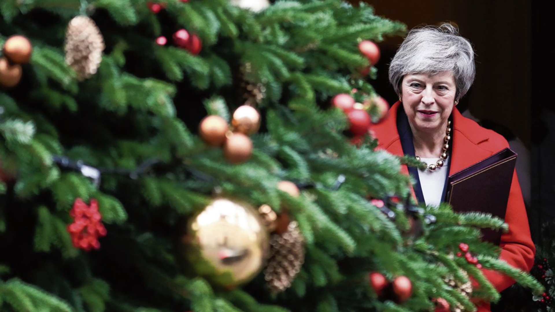 Premier May bij een kerstboom