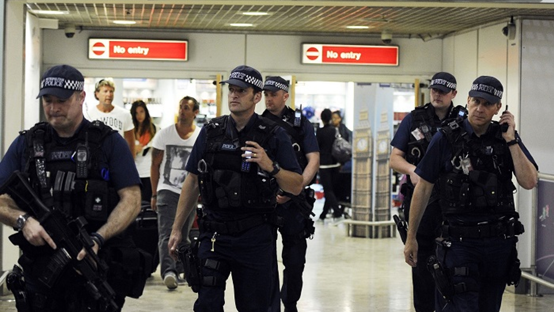 Politie op een luchthaven