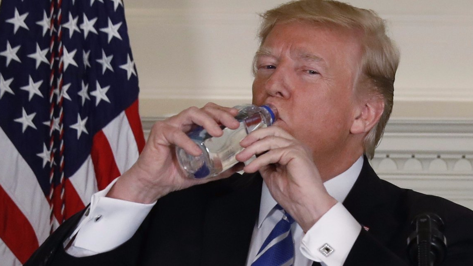 Trump drinkt water