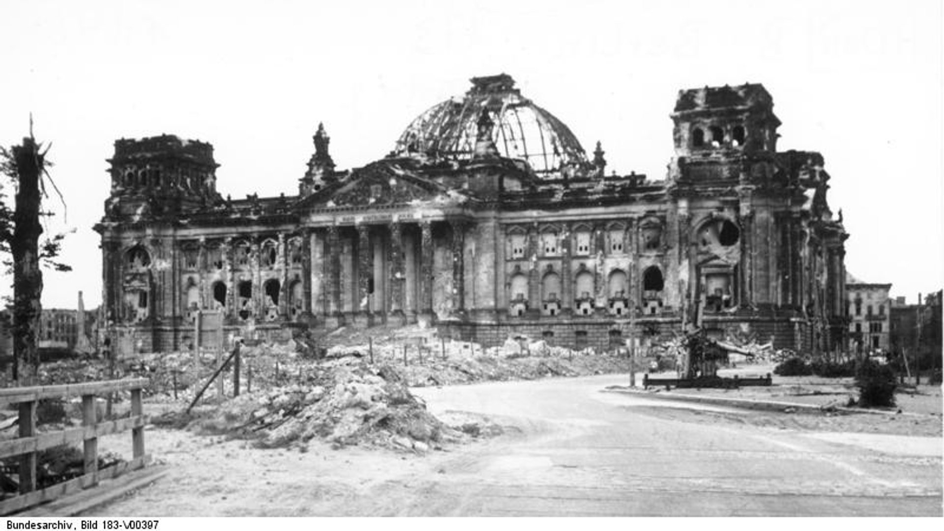 Bundesarchiv_Bild_183-V00397,_Berlin,_zerstörter_Reichstag
