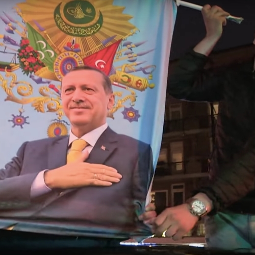 Erdogan claimt herverkiezing: Turkse Nederlanders vieren feest op straat