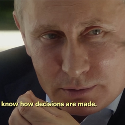 Filmmaker Oliver Stone die Poetin interviewt, dat ziet er zo uit