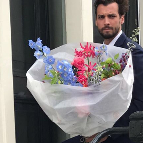 Thierry Baudet biedt buurvrouw bloemetje aan