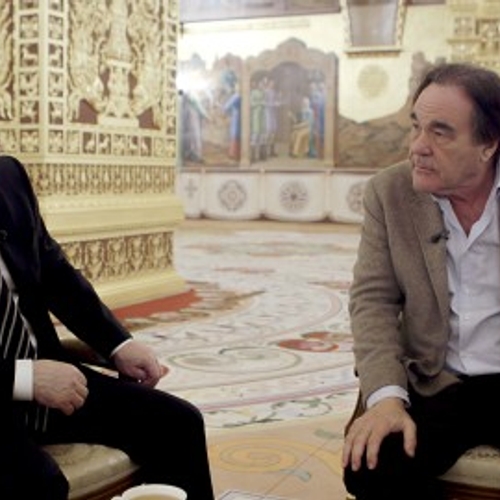 Oliver Stone interviewt Poetin: ‘propaganda’, ‘flatteus’, ‘ongemakkelijk’
