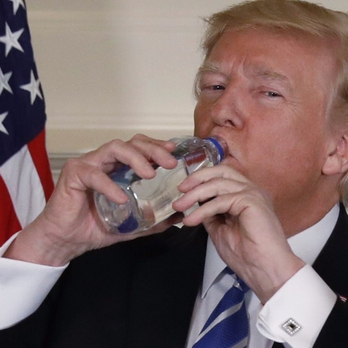 Donald Trump heeft dorst, op Twitter wordt iedereen gek