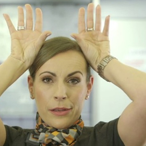 Onthuld: de gebarentaal van stewardessen