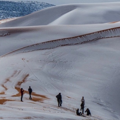 Sneeuw in de Sahara zorgt voor witte zandduinen