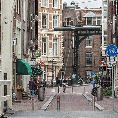 Straks bezwijkt deze Amsterdamse brug nog onder de liefdesslotjes
