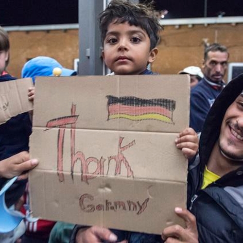 Het 'knuffelhormoon' maakt xenofoben poeslief tegen vluchtelingen