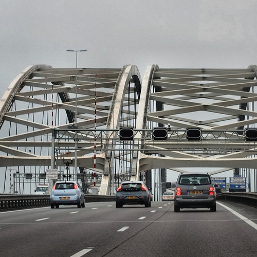 De gevaarlijkste snelwegbrug van Nederland is vandaag 53 jaar oud