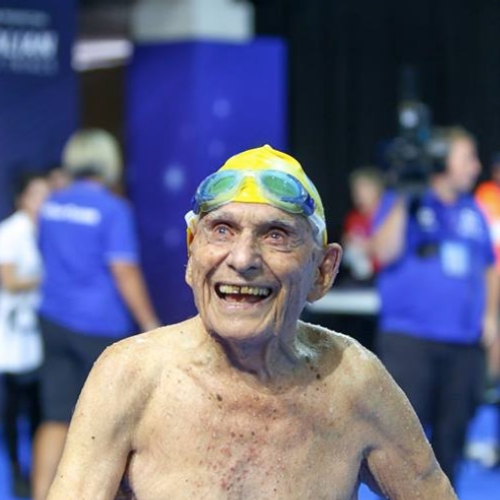 Zwemmer (99) breekt wereldrecord in Australië