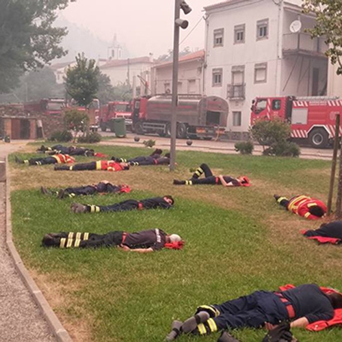 Het verhaal achter deze foto van Portugese brandweermannen