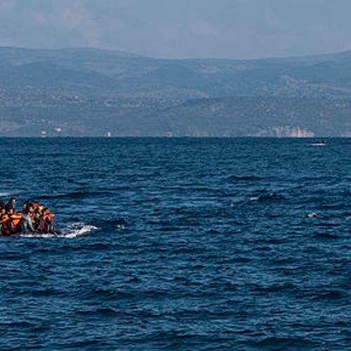 Wanneer een boot vol vluchtelingen arriveert op Spaans toeristenstrand