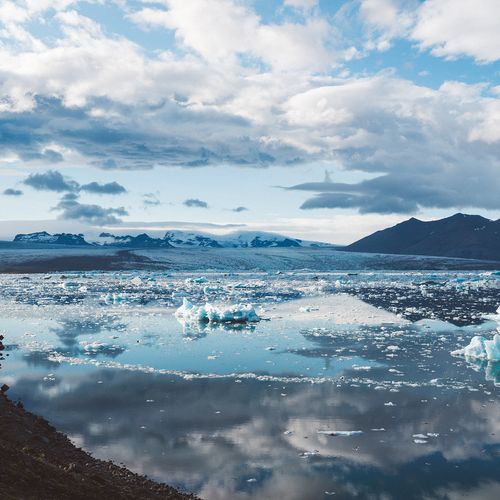Afbeelding van Zeespiegel stijgt steeds sneller door smeltend zeeijs in Groenland en Antarctica
